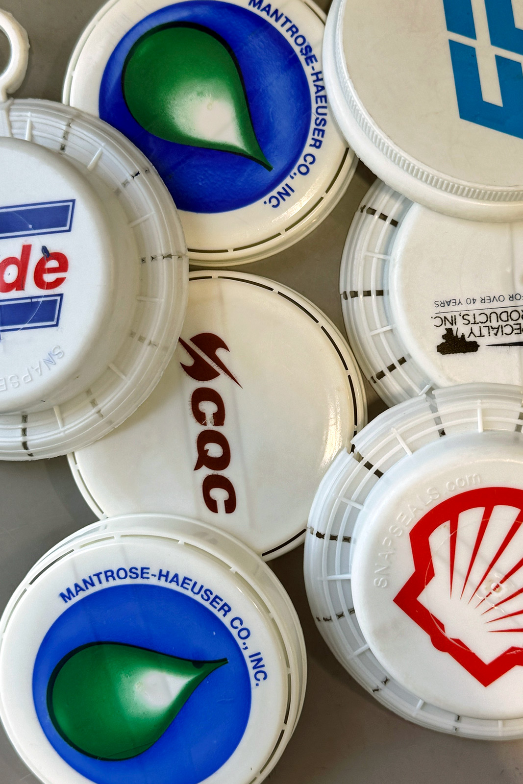Direct-printed plastic caps and lids in full color