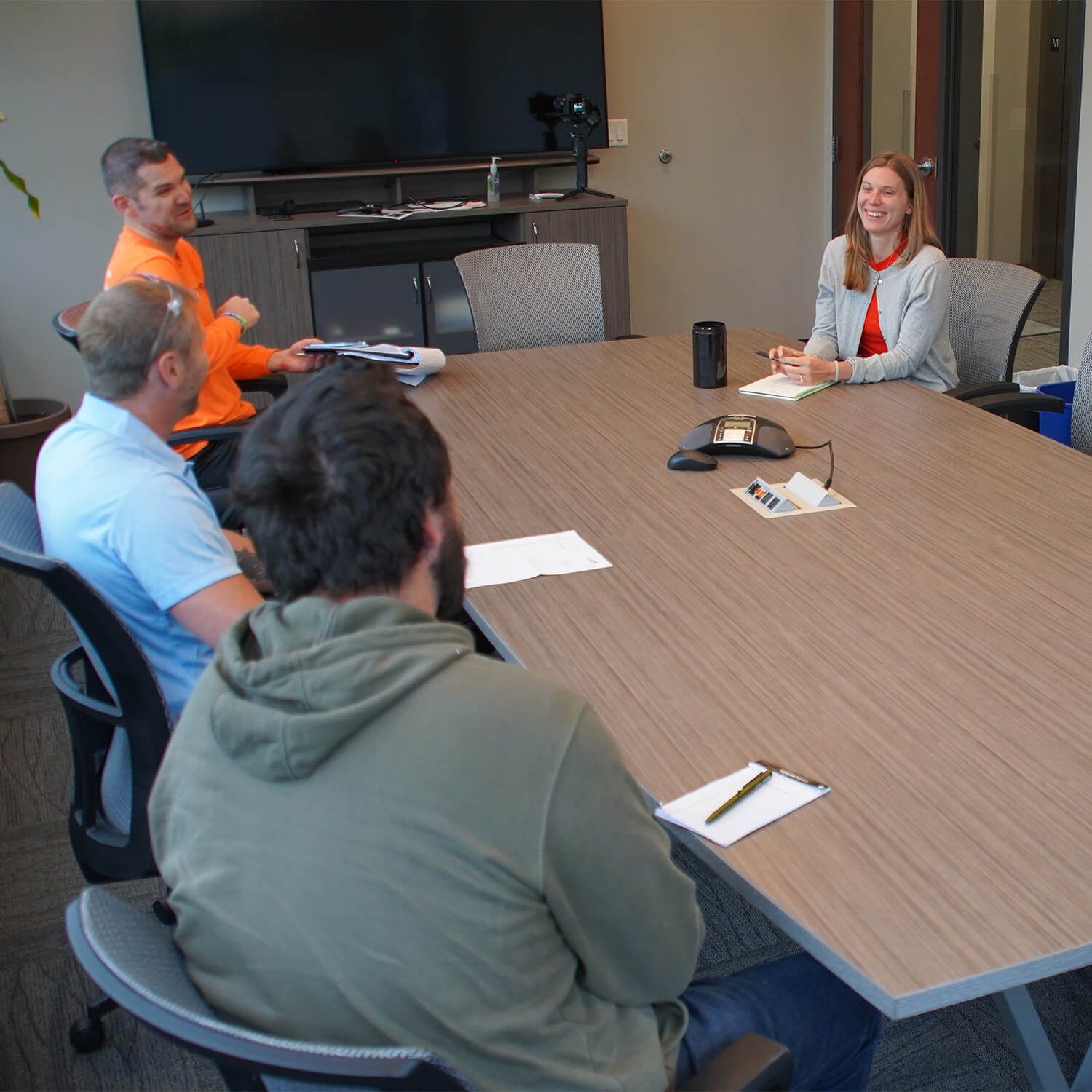 The ILLING team in a packaging spec consultation around a conference table