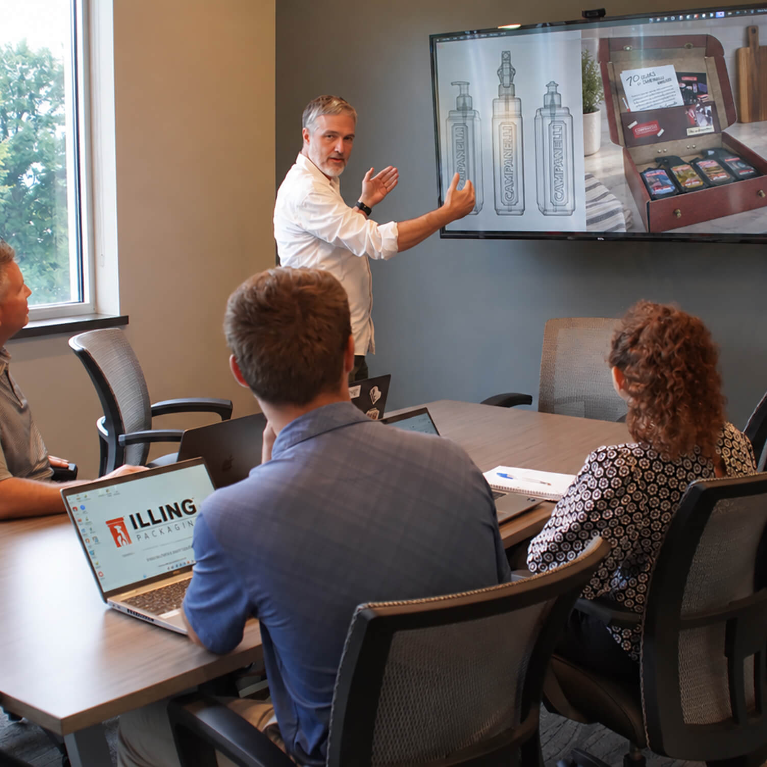 The ILLING team discussing a packaging design project